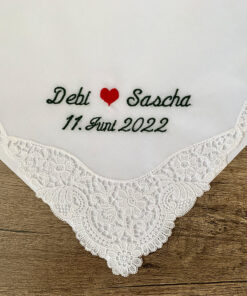 Schweizer Spitze - Stofftaschentuch für besondere Anlässe (Hochzeiten, festliche Anlässe, Geburten) - Namen Debi und Sascha - Detail