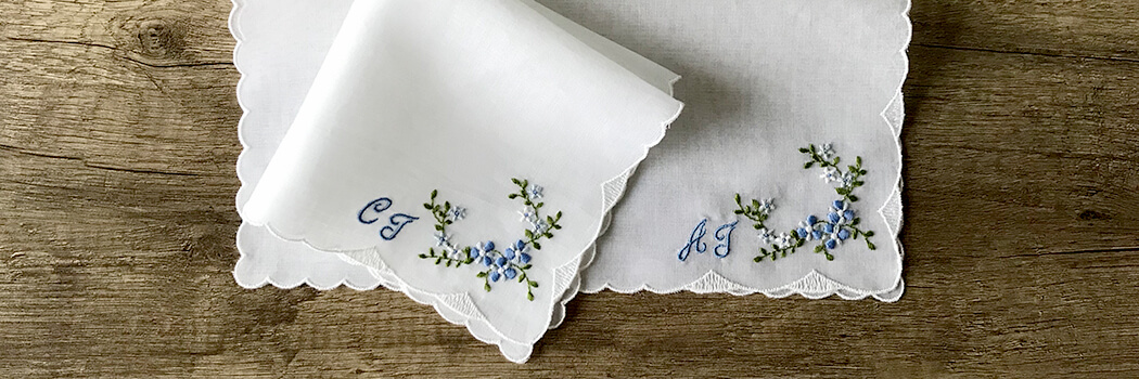 Stofftaschentuch "Veilchen" mit Initilaen CJ und AJ